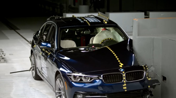 BMW Série 3 e Série 2 Coupé ganham nota máxima em teste de segurança nos EUA