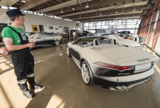 Chuvas fortes inundam concessionária da Jaguar Land Rover na Alemanha