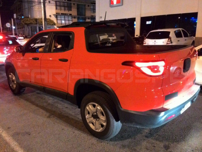 Com leve disfarces, versão de entrada da Fiat Toro é flagrada em João Pessoa (PB)