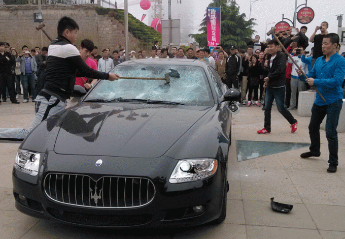 Dono de Maserati Quattroporte destrói o carro em protesto na China