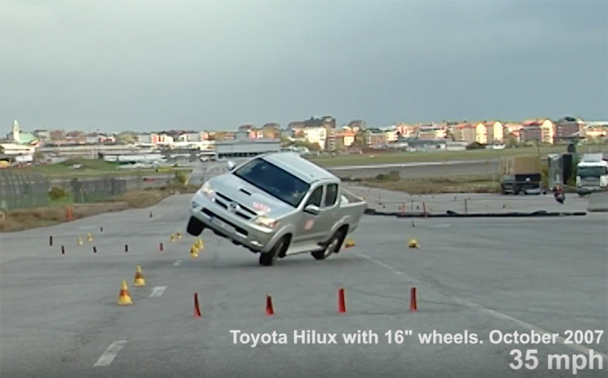 Déjà vu? Toyota Hilux é reprovada novamente no Teste do Alce 1