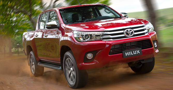 Déjà vu? Toyota Hilux é reprovada novamente no Teste do Alce 2