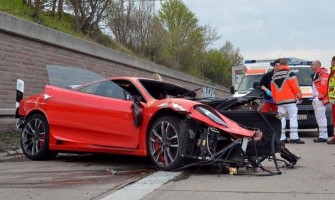 Ferrari F430 se envolve em acidente a 300kmh e ocupantes sobrevivem com ferimentos leves