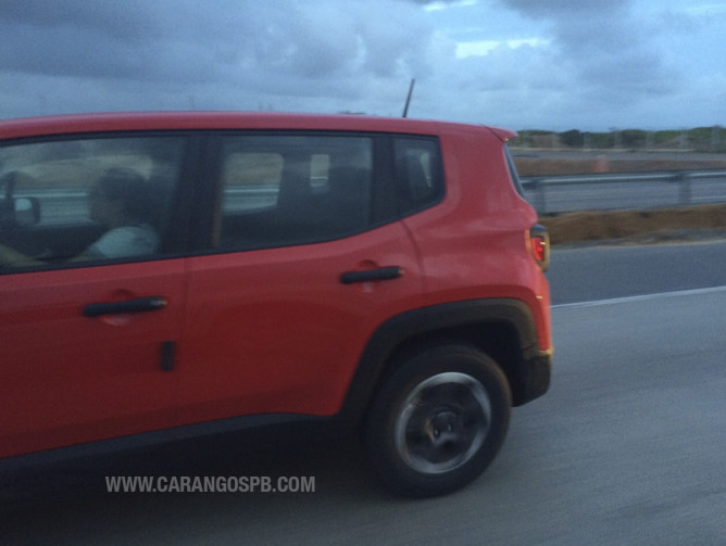Flagra- Jeep Renegade é visto praticamente sem disfarces na BR 101, em Pernambuco 1