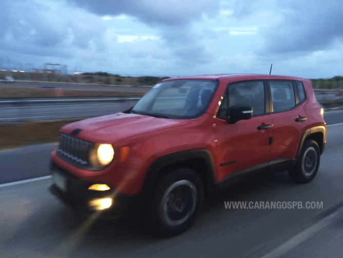 Flagra- Jeep Renegade é visto praticamente sem disfarces na BR 101, em Pernambuco