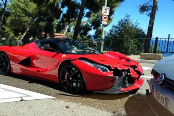 Haja coração- primeiro acidente com uma LaFerrari é registrado em Mônaco 1