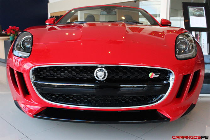 Jaguar F-Type é opção para quem quer esportividade e um rostinho bonito 15