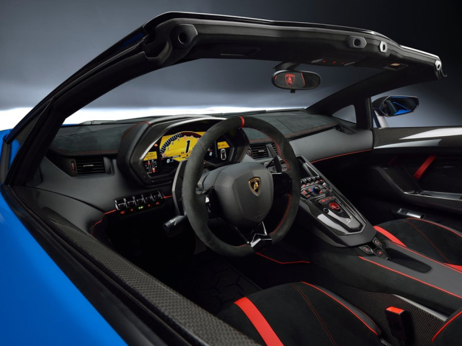 Lamborghini revela versão Roadster do Aventador Superveloce 5