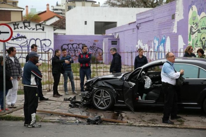 Manobrista bate Mercedes-Benz S65 AMG durante voltinha em Porto Alegre 2
