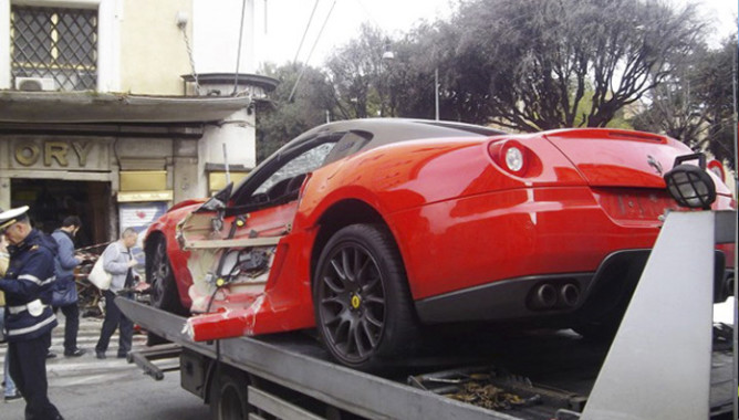 Manobrista confunde freio com acelerador e bate Ferrari 599 GTO 2