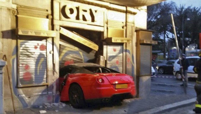 Manobrista confunde freio com acelerador e bate Ferrari 599 GTO