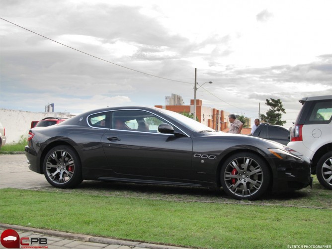 Nas Ruas de João Pessoa Maserati GranTurismo S e Camaro ZL1 10