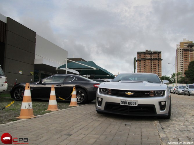 Nas Ruas de João Pessoa Maserati GranTurismo S e Camaro ZL1 24