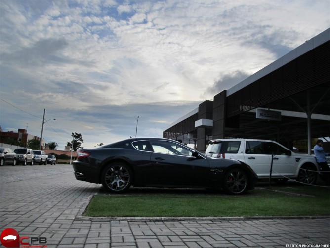 Nas Ruas de João Pessoa Maserati GranTurismo S e Camaro ZL1 7