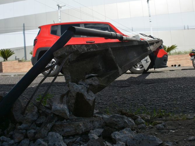 Poste cai sobre Jeep Renegade no centro de João Pessoa 1