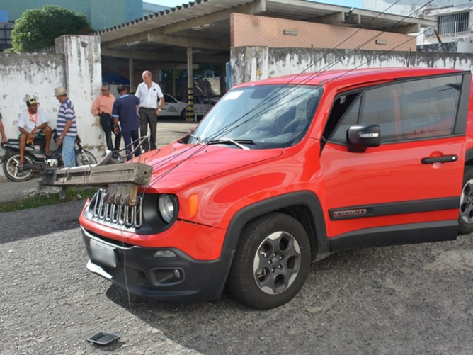 Poste cai sobre Jeep Renegade no centro de João Pessoa