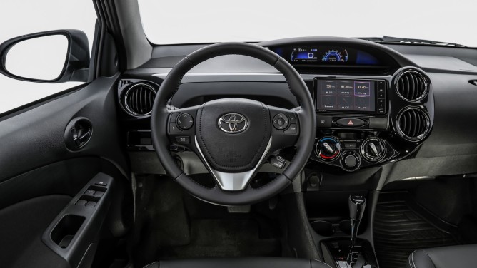 Toyota Etios adota 'novo' visual e chega à linha 2018 4