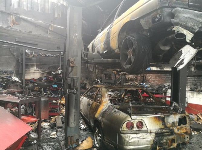 Várias unidades do Nissan GT-R ficam destruídas após incêndio 2