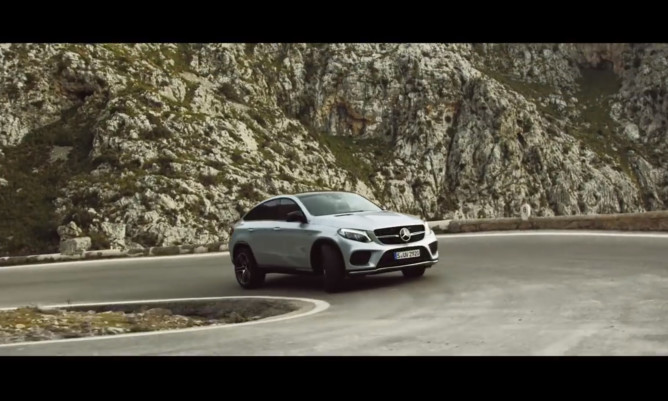 Vídeo: Lewis Hamilton testa novo Mercedes GLE Coupé, concorrente do BMW X6